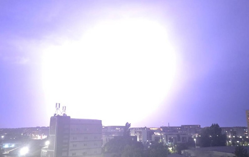 Fulger spectaculos în București: ANM anunță cod galben de ploi torențiale, vânt și descărcări electrice