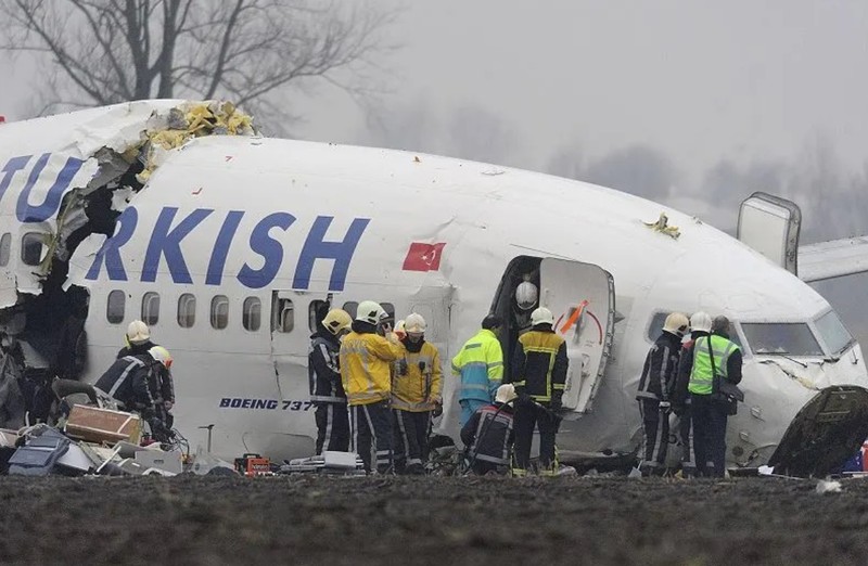 Avion Boeing 737-800 prăbuşit lângă Aeroportul Schiphol din Amsterdam