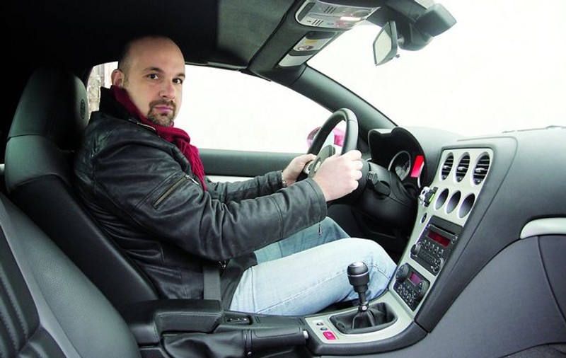 El te învaţă să conduci pe zăpadă