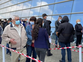 Oamenii s-au așezat la coadă înainte de startul „maratonului vaccinării”