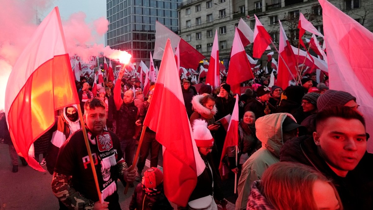 Strazile din Varsovia, pline cu mii de oameni care sarbatoresc ziua nationala a Poloniei cu torte si steaguri Sursă:Profimedia