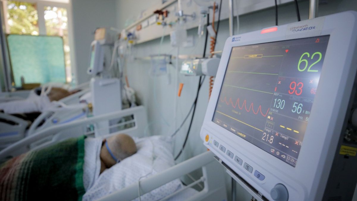 Pacienți într-o secție de Terapie Intensivă la spital