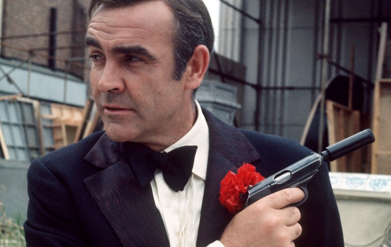 Pistolul folosit de Sean Connery în primul „James Bond”, vândut la licitaţie pentru 256.000 de dolari. Cât a costat casca lui Tom Cruise din „Top Gun”