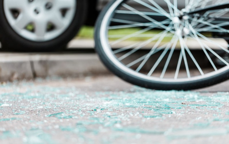 Accident grav în București. Un biciclist a murit după ce s-a lovit de un autocamion. Trafic restricționat