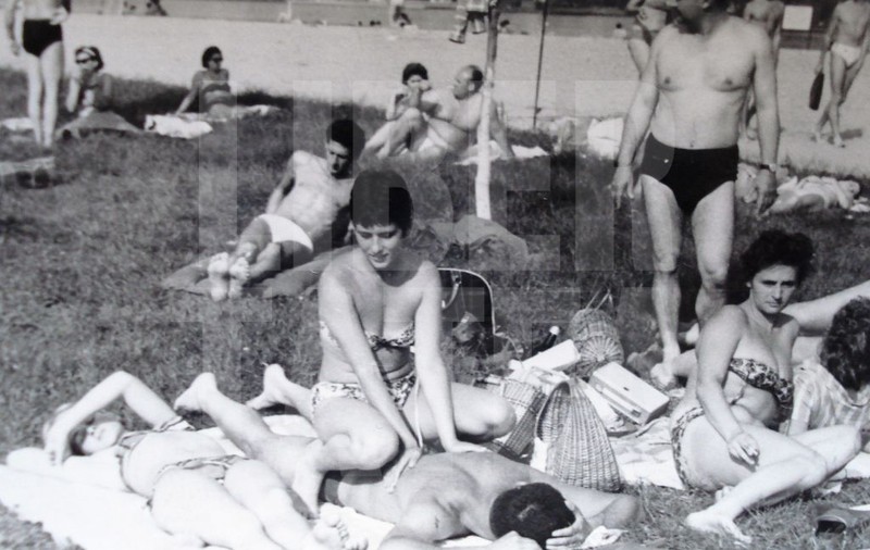 Surfer-Țiri! Miliardar la apă! Fostul jucător de tenis Ion Țiriac s-a bălăcit după decenii pe litoralul românesc. Atunci, mergea la mare cu singura lui soție | FOTO