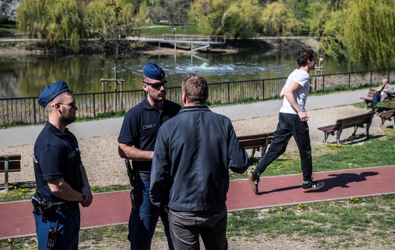 Un român căutat de FBI a fost arestat la Budapesta, când pleca de la piscină. De ce fapte e acuzat