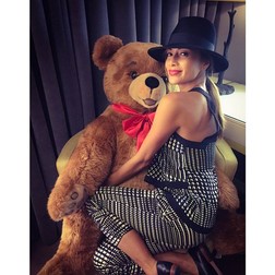 Nicole a primit un urs de pluş care să îi mai aline dorul atunci când pilotul britanic este plecat. foto: Instagram