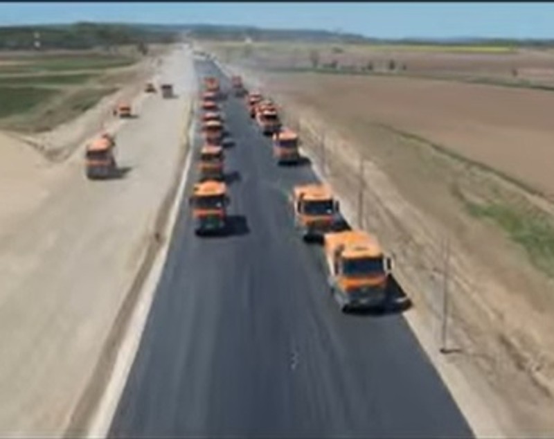 Imagini de pe șantierul Autostrăzii Moldovei A7. UMB a așternut două straturi de asfalt pe 20 de kilometri ai tronsonului Bacău – Pașcani