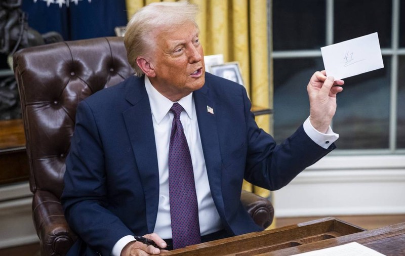 Momentul în care Donald Trump dezvăluie scrisoarea lăsată de Joe Biden în Biroul Oval: „Ar trebui să o citim cu toții, împreună”