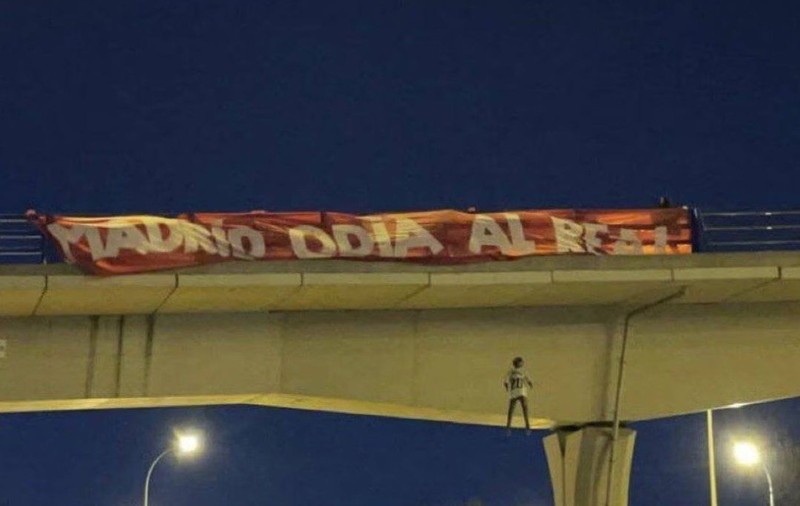 Un manechin îmbrăcat cu tricoul unei vedete a lui Real Madrid a fost spânzurat de un pod din Madrid înainte de meciul cu rivala locală