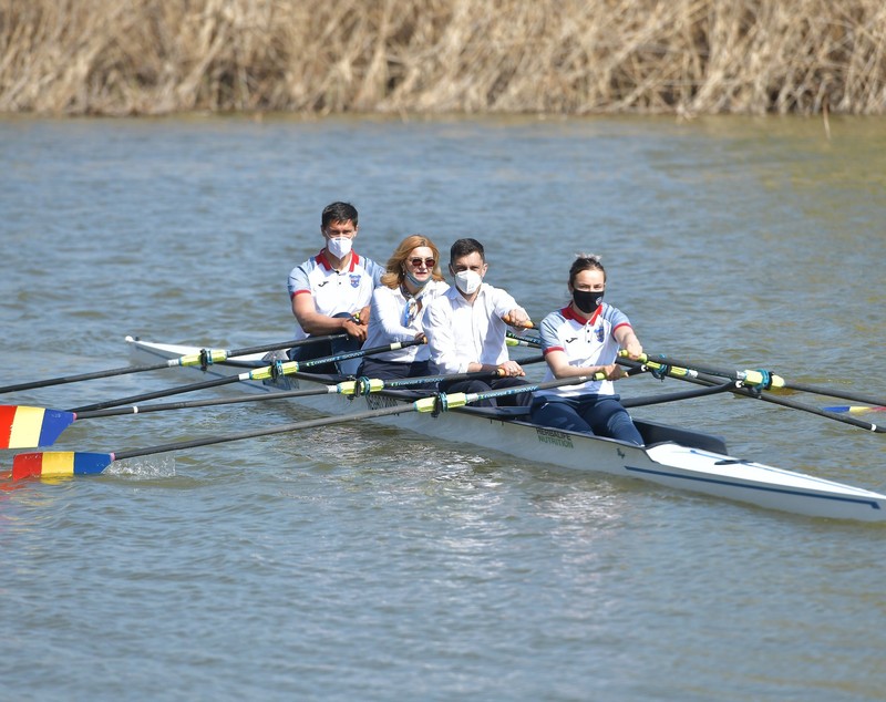Imagini inedite cu ministrul Eduard Novak. Pe lacul Snagov, cu Elisabeta Lipă în barcă