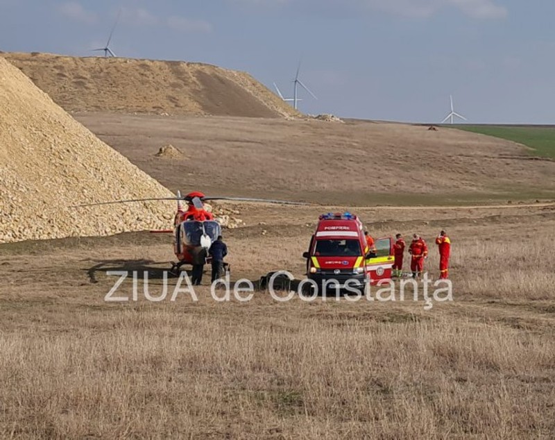Un muncitor a murit, iar altul e grav rănit după ce au fost îngropați sub pietrele căzute dintr-o basculantă