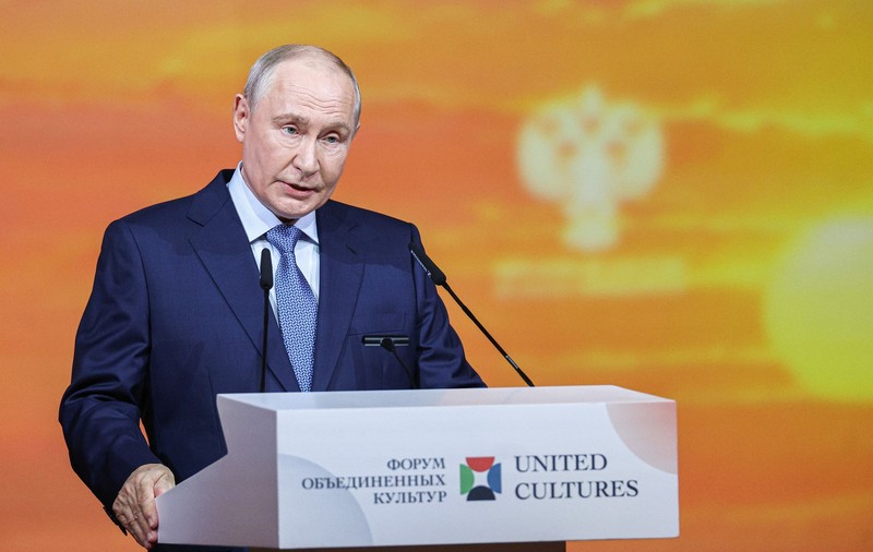 Vladimir Putin, la tribuna Forumului Cultural Internațional de la Sankt Petersburg Sursa foto: Profimedia