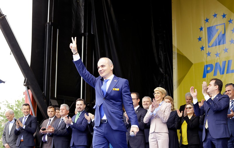 Tolo: Cum îl recomandă Inițiativa România pe Rareș Bogdan drept model la capitolul «integritate»