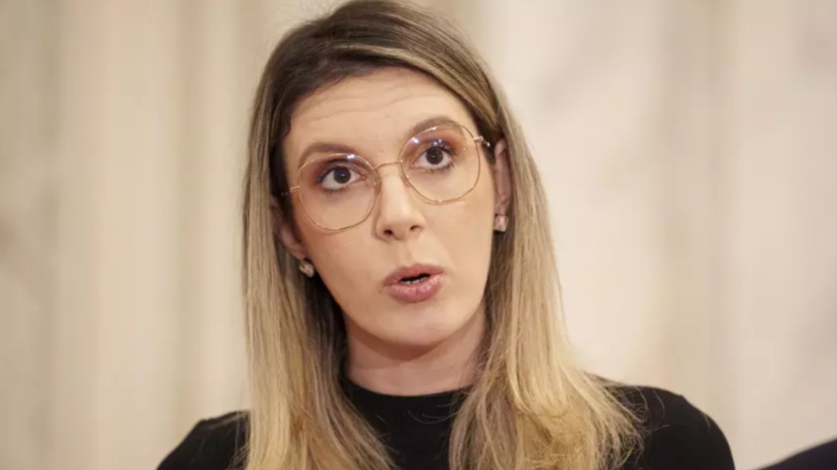 Diana Buzoianu îmbrăcată în negru în timp ce vorbește