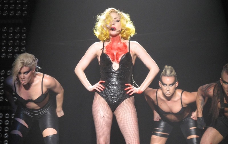 Lady Gaga vrea cadavre pe scenă