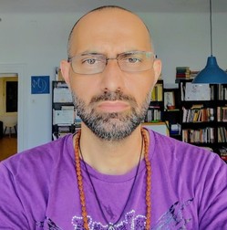 Florin Stoica le predă matematică elevilor din comuna Hoghilag, județul Sibiu