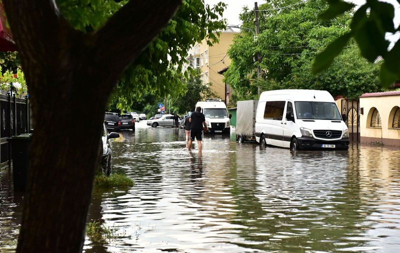 Ploi torențiale și vijelii în București. A fost emisă o avertizare RO-ALERT