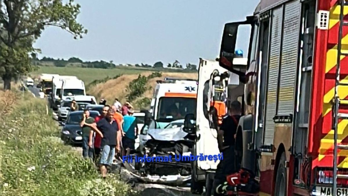 Mai multe mașini sunt oprite în coloană în urma unui accident produs pe DJ 251, între Pechea și Costache Negri, județul Galați, 22 iulie 2025