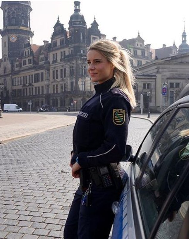E cea mai frumoasă polițistă din Germania. Ce ultimatum a primit din partea șefilor ei | FOTO