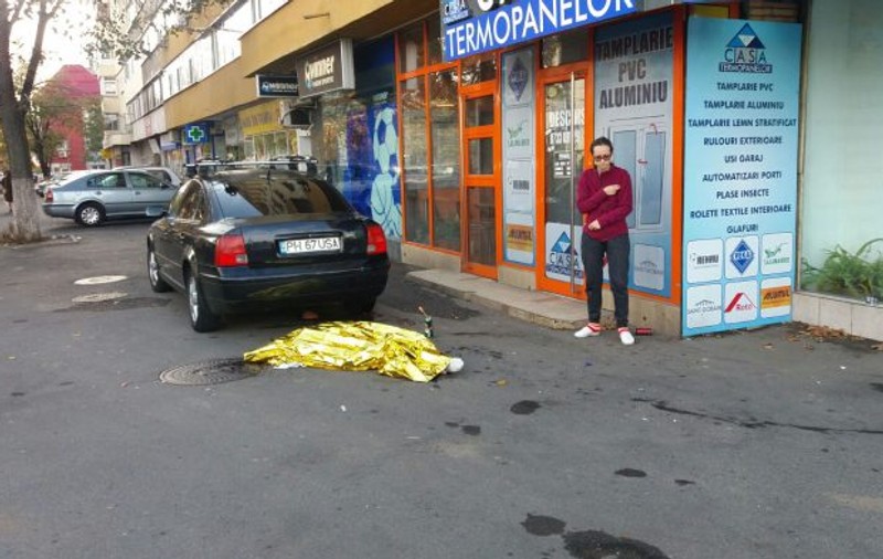 O bătrână a căzut de la etajul 9 în timp ce spăla geamurile