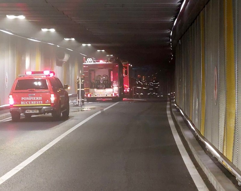 O mașină a luat foc în Pasajul Unirii. Toți oamenii au fost evacuați. VIDEO