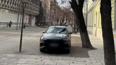Șoferi din Cluj, surprinși cum încalcă legea și merg cu mașina pe o stradă pietonală „Se parchează peste tot și se circulă pe mijloc”