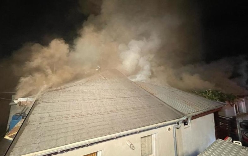 Incendiu în sectorul 5 din Capitală. Patru case, cuprinse de flăcări