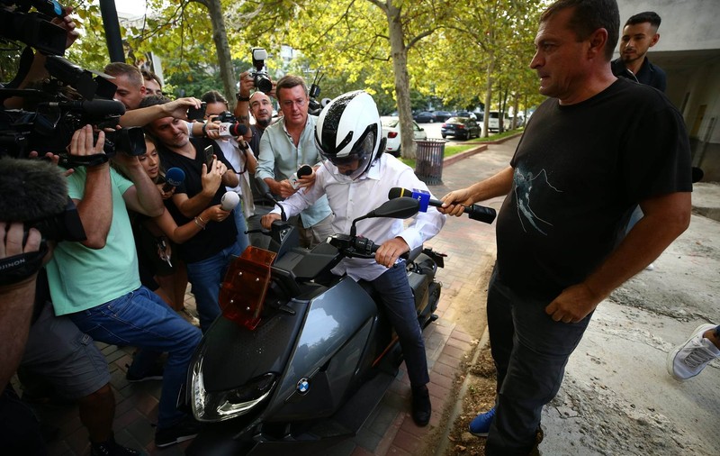 Tatăl lui Vlad Pascu, cercetat pentru vătămare corporală, după ce a intrat cu scuterul într-un grup de jurnaliști, la ieșirea de la sediul DIICOT