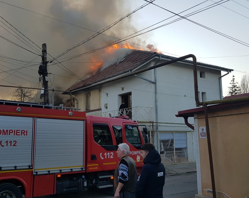 Incendiu puternic într-un cartier din Iași. Mai multe case au fost cuprinse de flăcări / FOTO&VIDEO