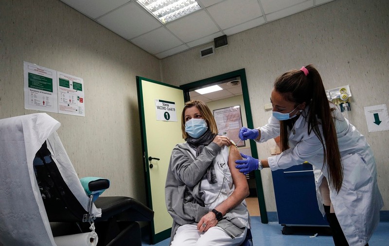 AFP: Peste un milion de doze de vaccin anti-COVID au fost administrate în Uniunea Europeană