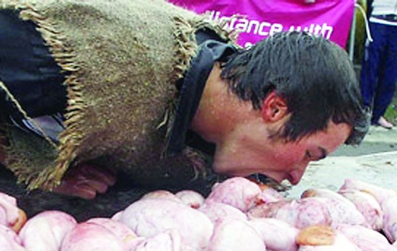 A mers 50 de metri cu un testicul în gură