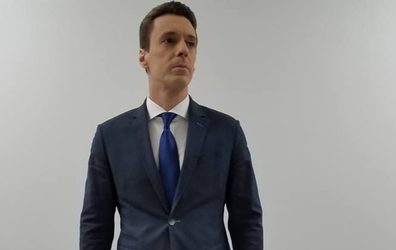 Mircea Badea, despre discursul președintelui Klaus Iohannis în Parlamentul European. "Cum se îmbracă, așa vorbește"
