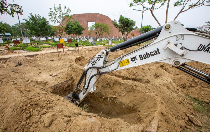 Groparii din Botoșani, copleșiți de numărul de decese. „Am închiriat un excavator. A fost o situație de forță majoră”