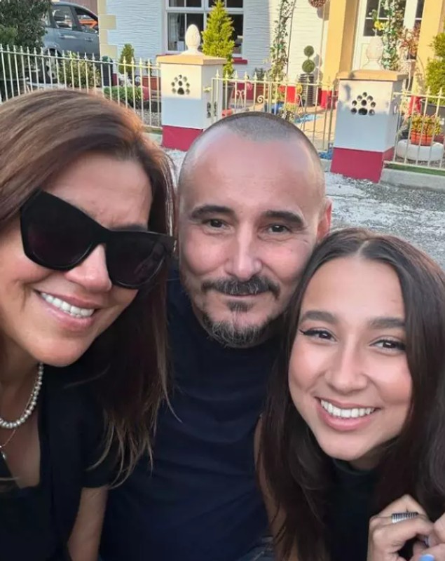 Imagini rare cu Mirela Retegan și tatăl fetei sale, Maya. În ce relație a rămas fondatoarea trupei Gașca Zurli cu Cornel, solistul trupei Stigma