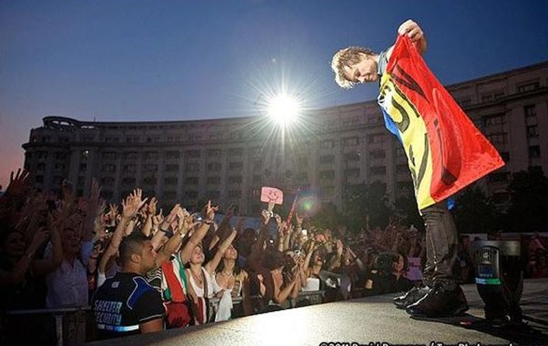 Bon Jovi le-a mulțumit din nou românilor pe Facebook, apărând înfășurat în drapel