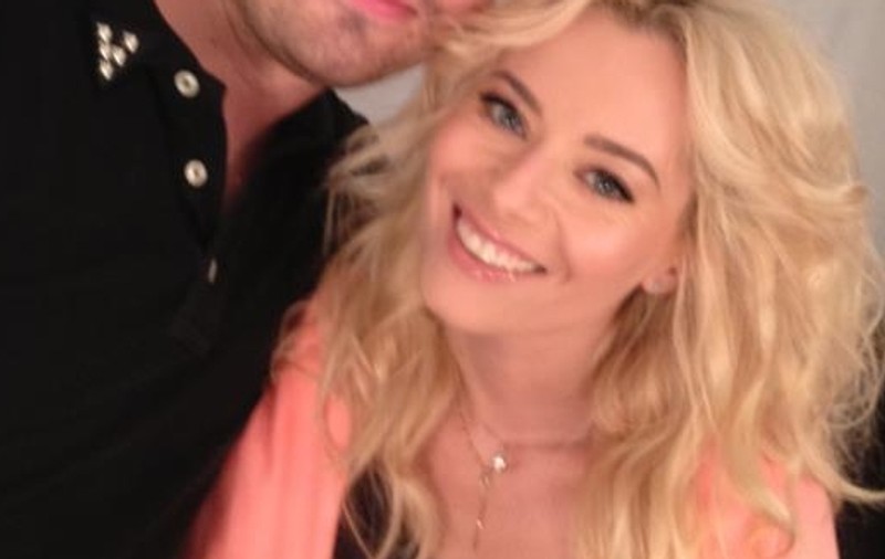 Uite ce zâmbitoare e Laura Cosoi după despărţirea de Smiley! Vezi cu ce bărbat s-a afişat | FOTO