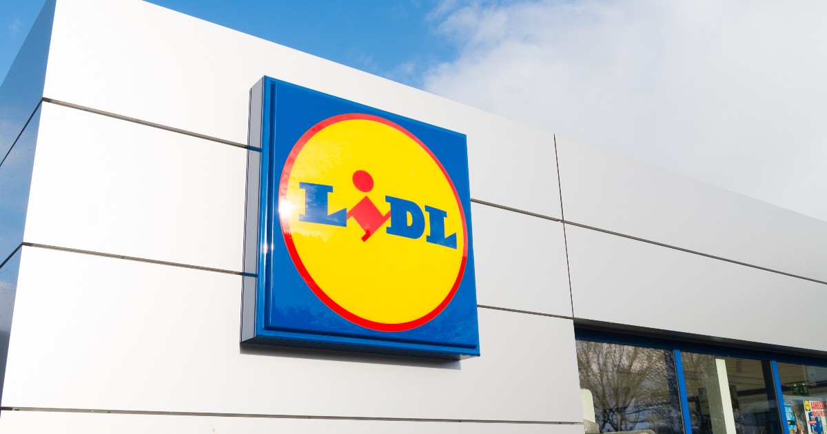 Fațada unui magazin Lidl, cu intrarea care se vede parțial în colțul din stânga jos a imaginii