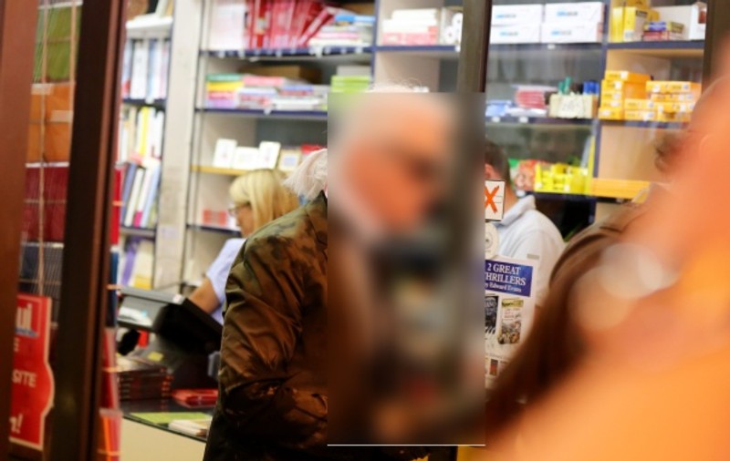 INCREDIBIL! Are aproape 80 DE ANI, este SUPER-CELEBRU şi BOGAT, dar VREA SĂ SE ÎNSOARE CU PISICA LUI
