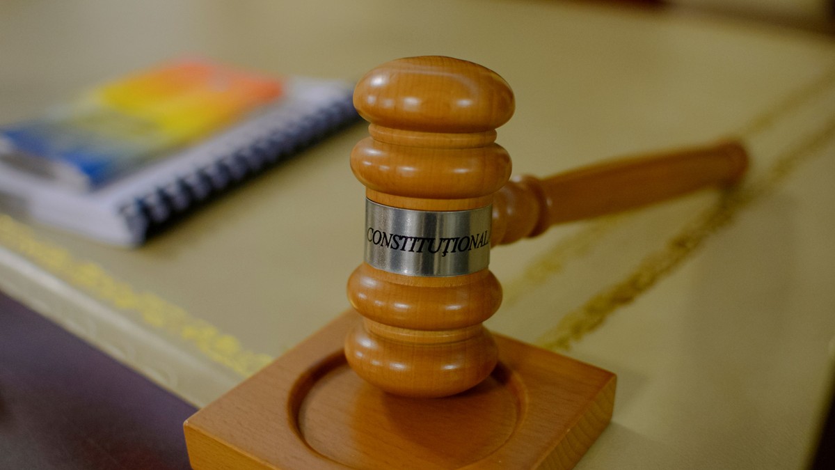 Imagine cu un ciocan din lemn pe care scrie: "Curtea Constitutionala"