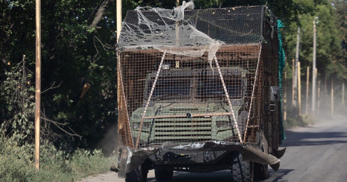 Vehicul cu protecție anti-dronă FPV, acoperit cu o plasa, Kostiantynivka, Ucraina. 20 august 2025