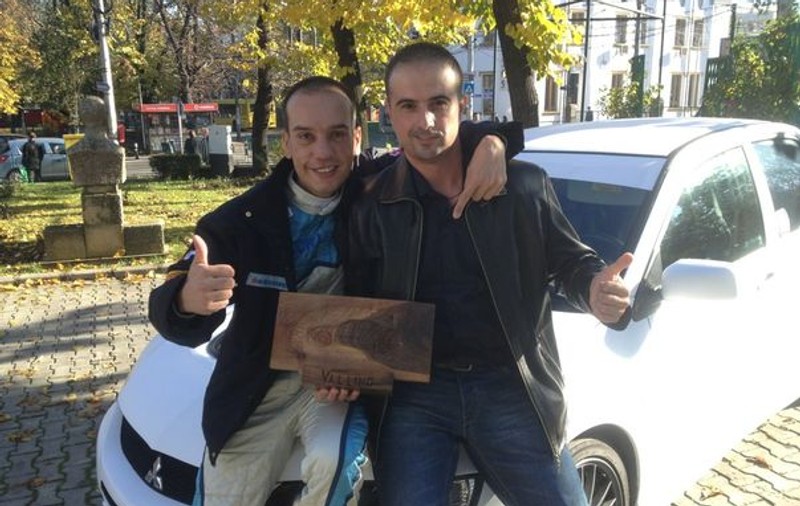 Maşina de curse a pilotului Vali Porcişteanu, sculptată în lemn