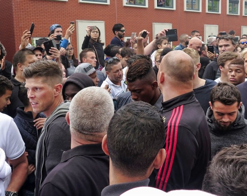 Susținere pentru Abdelhak Nouri. Zeci de fani s-au adunat în fața casei fotbalistului de la Ajax, aflat în comă artificială | VIDEO