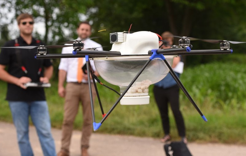 Poliția olandeză a găsit soluția împotriva dronelor neautorizate! Uite cum le vânează | VIDEO