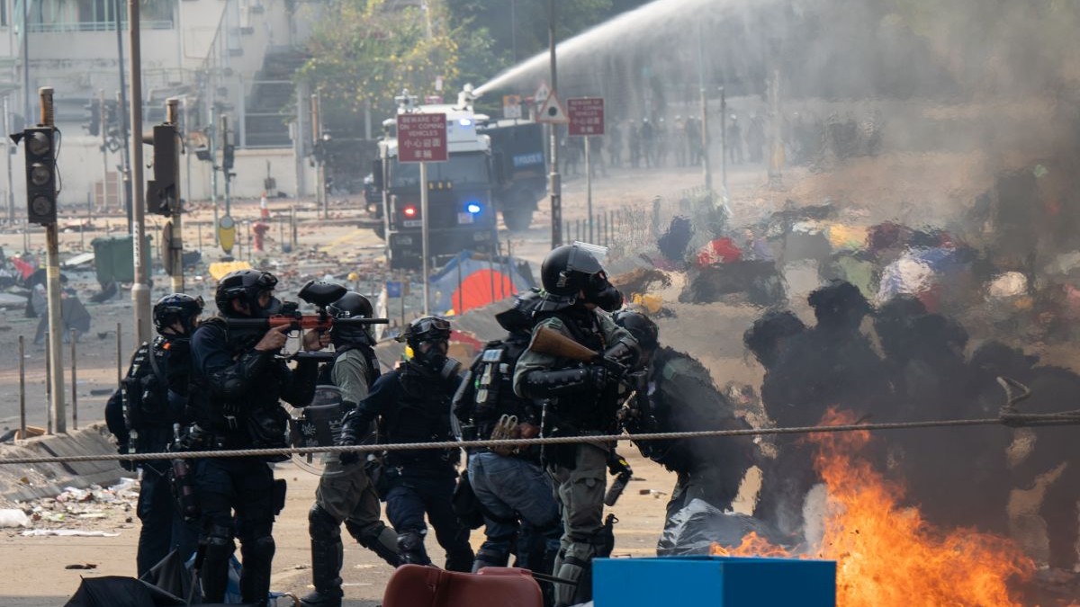 Proteste violente în Hong Kong