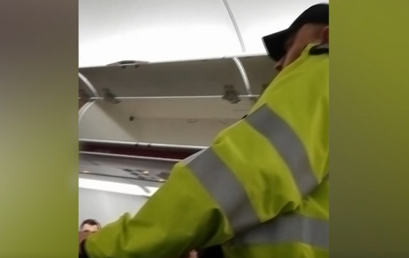 Un bărbat a plecat ieri de la București la Londra, dar la sosire a fost luat de polițiștii britanici direct din avion!
