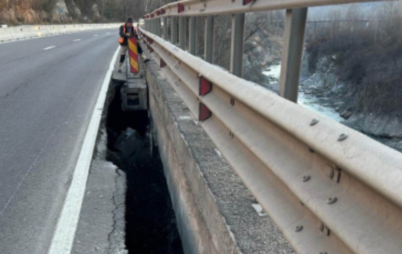 S-a surpat șoseaua pe sensul Brașov – Ploiești de pe DN1, Valea Prahovei. Se circulă pe o singură bandă