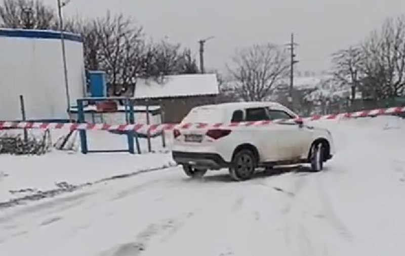 Primarul unei comune din Constanța, unde e cod galben de ninsori, a închis o stradă și a făcut pe ea pârtie: „Să se bucure și copiii ăștia puțin de iarnă”
