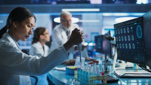 Laboratorul de cercetare în biotehnologie: o doctoriță asiatică care lucrează cu eprubete pentru a studia efectul unui medicament inovator împotriva bolii Alzheimer.
