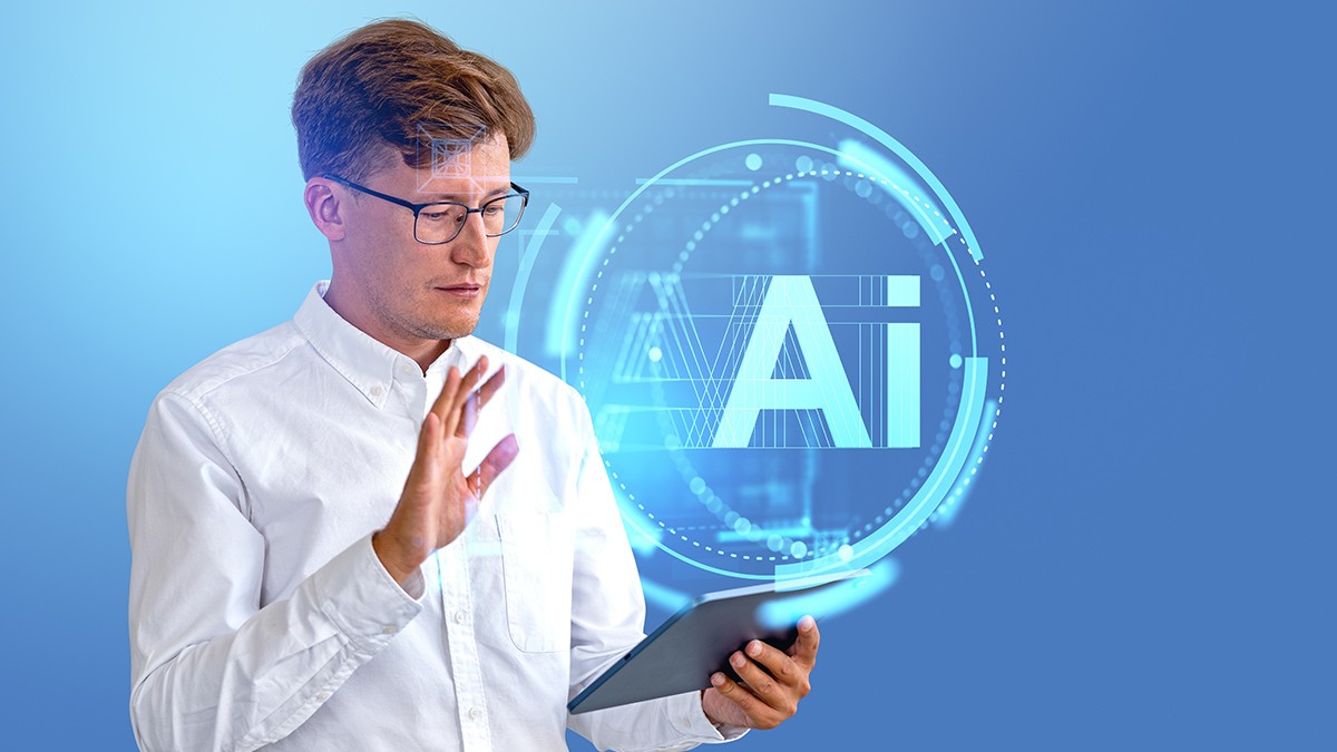 Portretul unui tânăr om de afaceri european serios folosind o tabletă cu expunere dublă a interfeței de inteligență artificială AI pe fundal albastru deschis. Concept de învățare automată. Spațiu pentru copiere